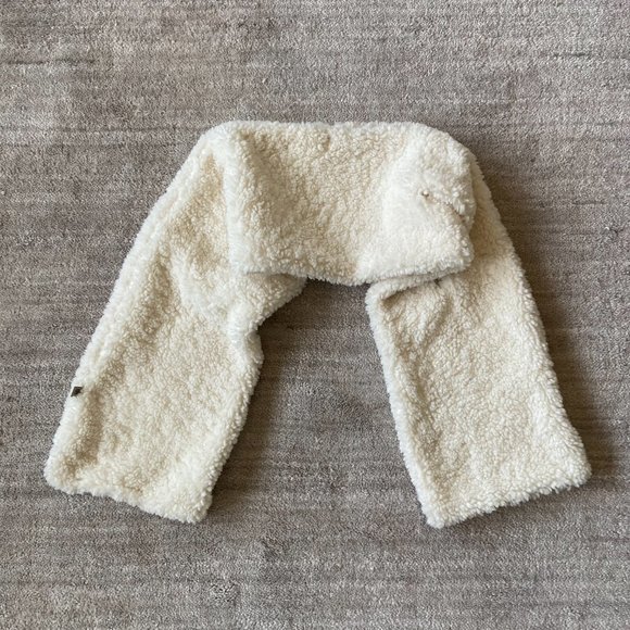 Banana Republic Sherpa Pull-Through Scarf NWT - Picture 5 of 8